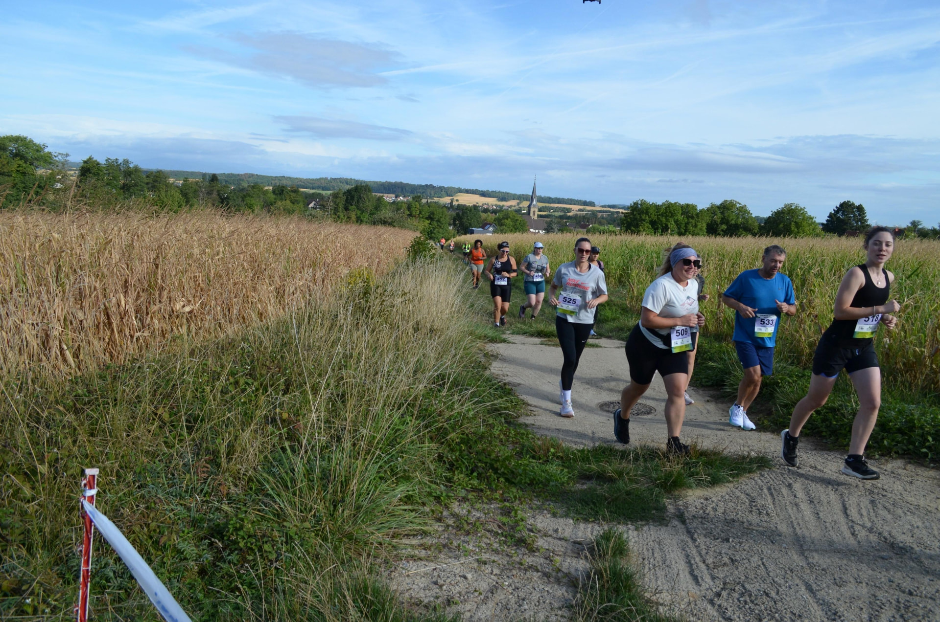 Coureurs sur le sentier entre les champs autour du village